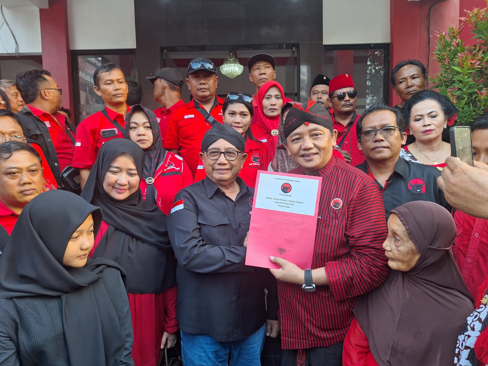 Diarak Ratusan Pendukung saat Kembalikan Formulir, Guntur Wahono Mantap Maju Calon Bupati Blitar Lewat PDI-P