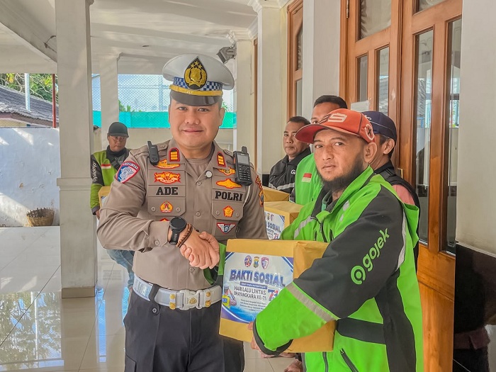 Hari Jadi Ke-71, Polantas Jember Bagikan 25 Paket Sembako kepada Ojol