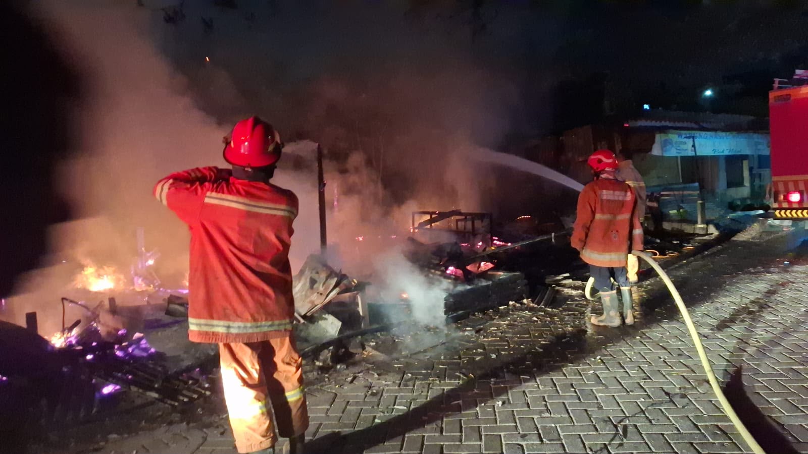 Si Jago Merah Kembali Ngamuk di Manyar Gresik, Ludeskan Warung Warga