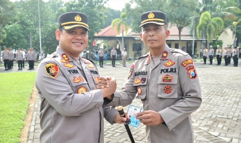 Kapolres Mojokerto Serahkan Buku Saku Netralitas Polri di Pemilu 2024