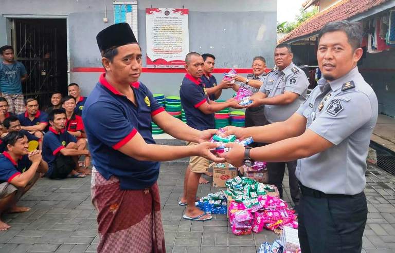Lapas Jember Pastikan Hak WBP Terpenuhi: Bagikan Perlengkapan Mandi Gratis untuk Jaga Kesehatan