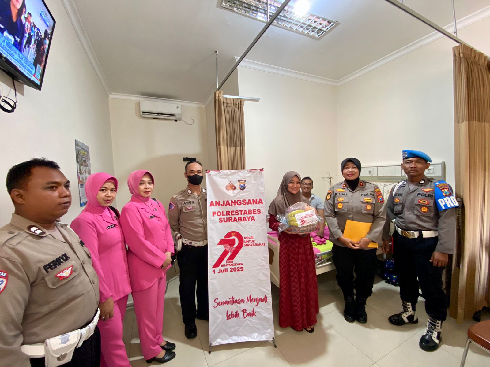 Peringati HUT Bhayangkara ke-79, Polsek Karangpilang Anjangsana ke Anggota yang Sakit
