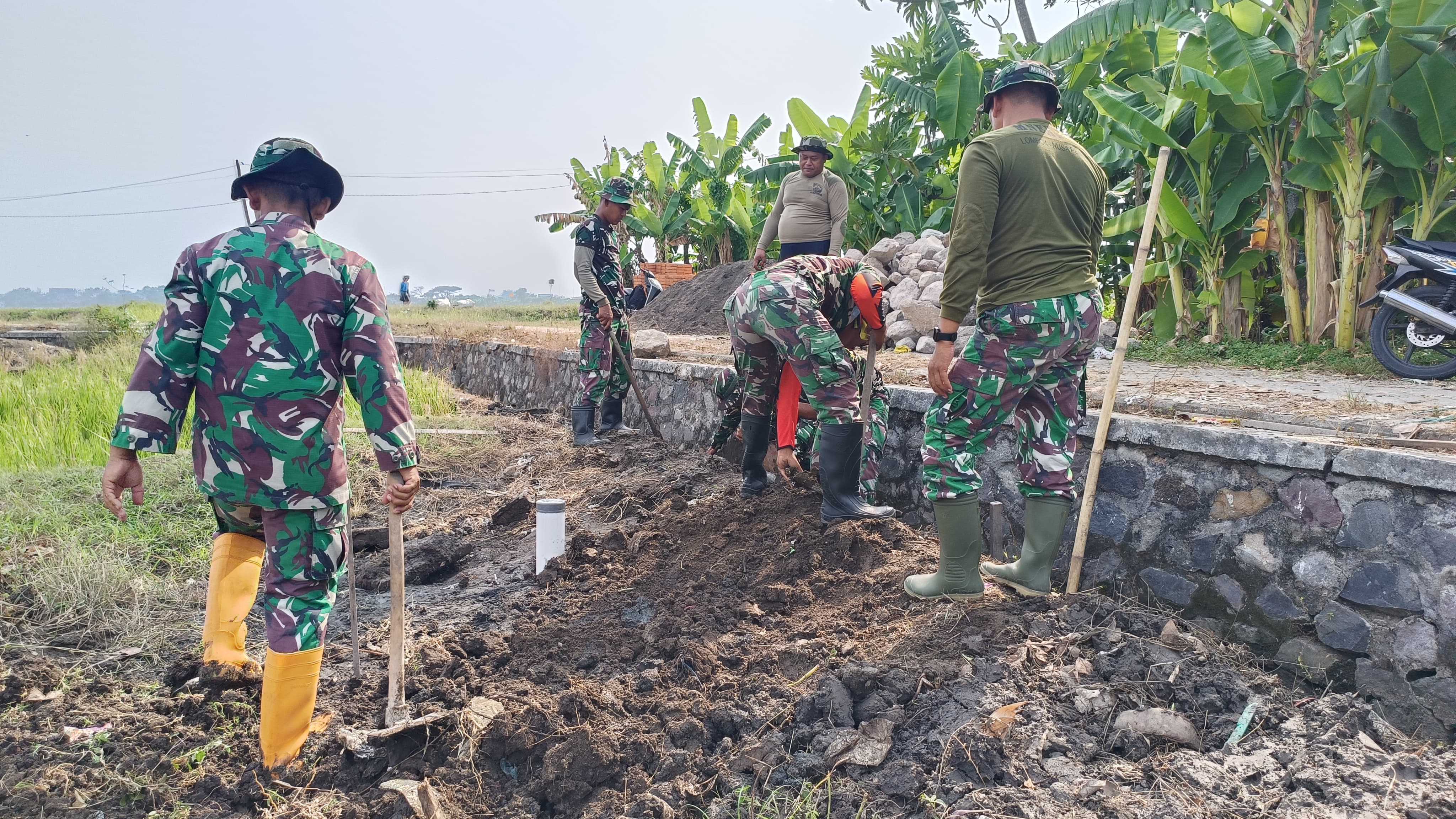 Wujud Kemanunggalan, Satgas TMMD Ke-126 dan Warga Gotong Royong Hadirkan Sumber Air di Kedondong