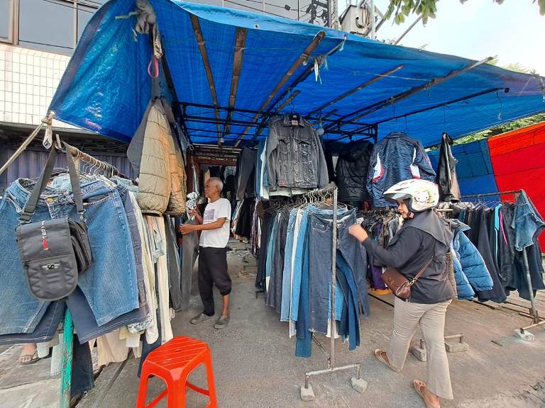 Pedagang Celana Jeans Bekas Impor di Surabaya Rasakan Dampak Transaksi Online