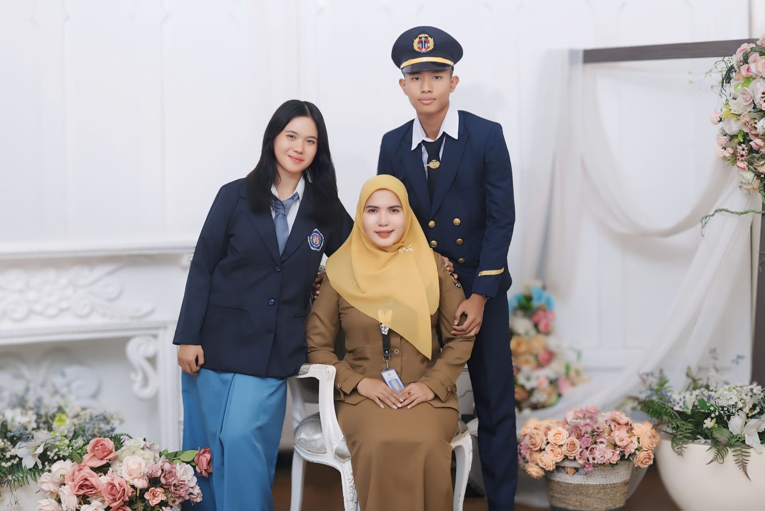 Peran Ganda Tak Surutkan Pengabdian Riris untuk Masyarakat dan Keluarga 