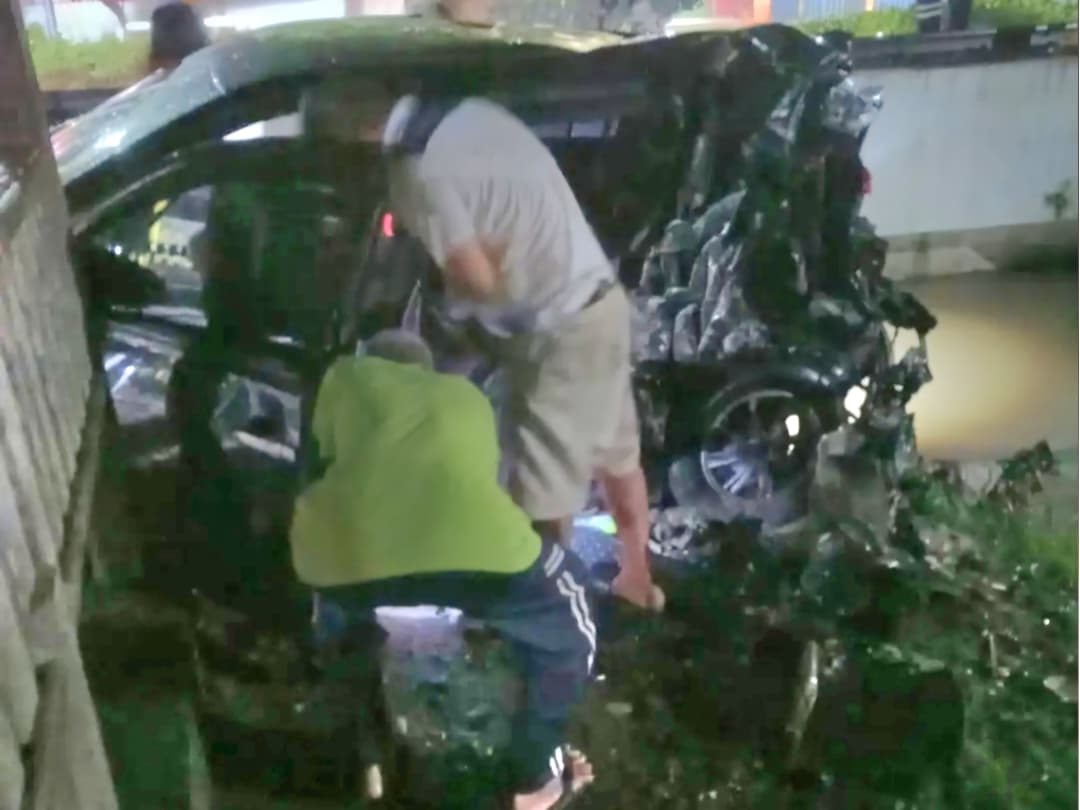 Toyota Calya Ringsek Usai Disasak KA Probowangi di Lintasan Tanpa Palang Pintu, Pengemudi Selamat