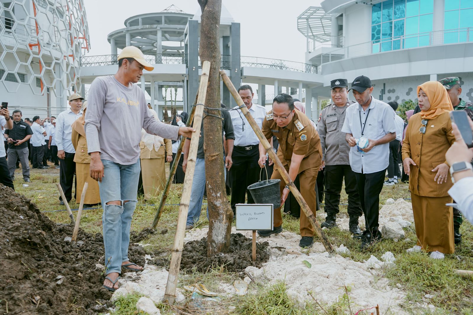 Satu Jiwa Satu Pohon, Ratusan PNS Baru di Lingkungan Pemkab Gresik Bersiap Menanam