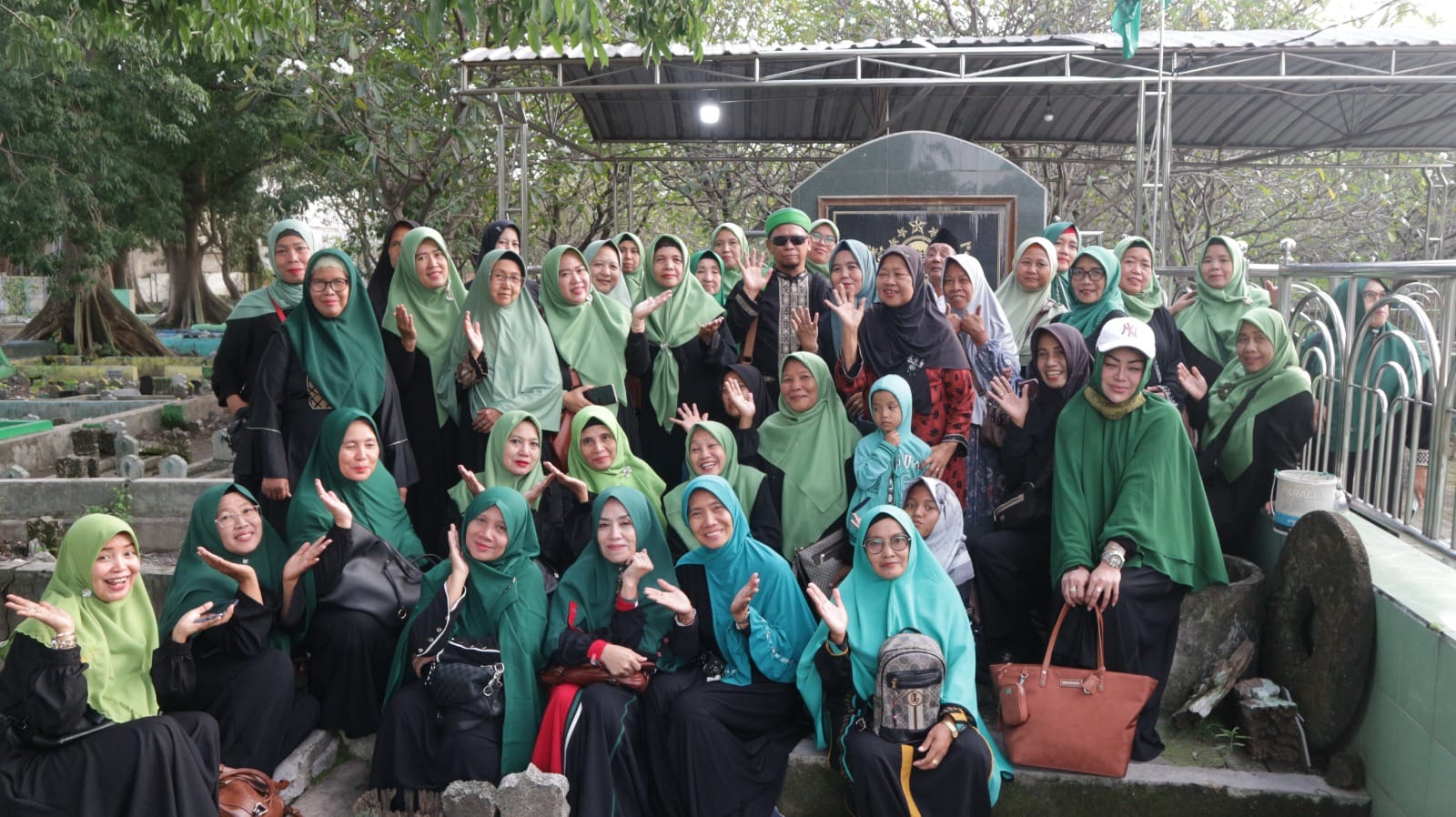Pengurus Muslimat NU Embong Kaliasin Gelar Wisata Religi