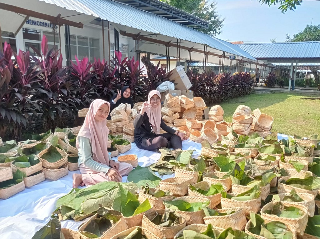 Lumajang Adopsi Wadah Ramah Lingkungan dalam Pembagian Daging Kurban