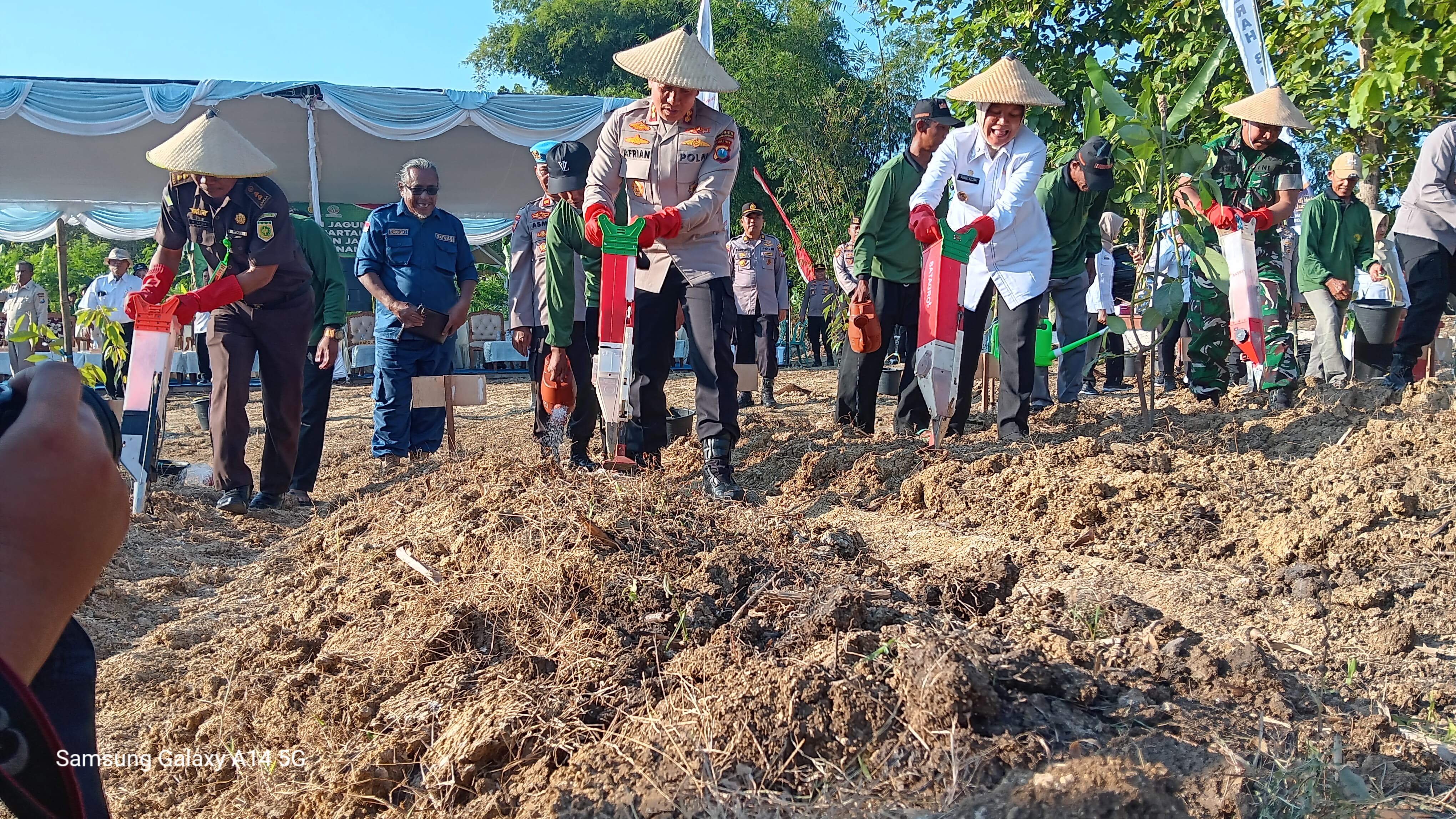 Polres Bojonegoro Bersama Pihak Terkait Ikut Berpartisipasi Penanaman Jagung Serentak Secara Nasional 