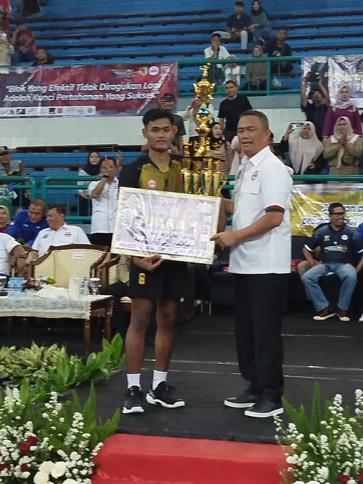 Jenggolo Sport Sidoarjo Putri dan Bina Bola Voli Kota Surabaya Putra Juara 1 Kejurprov Bola Voli U-19