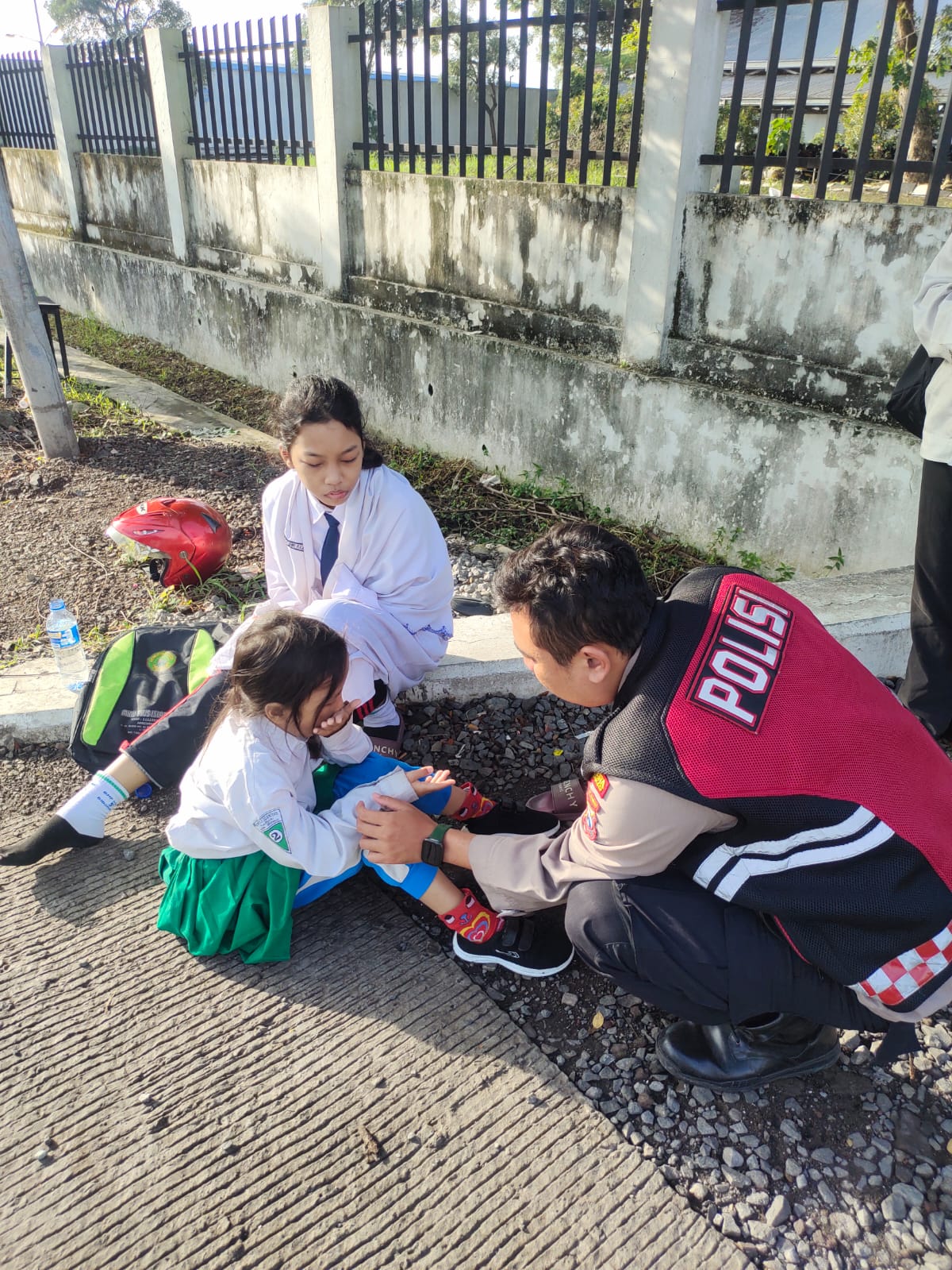 Sigap dan Humanis, Anggota Samapta Polsek Buduran Bantu Siswa Terjatuh dari Motor