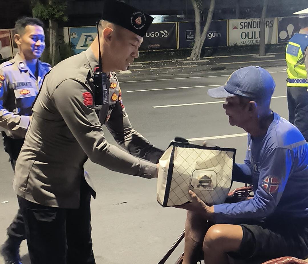 Wujudkan Kepedulian, Kapolsek Bubutan Gelar Aksi 'Sedekah Subuh' Sapa Warga