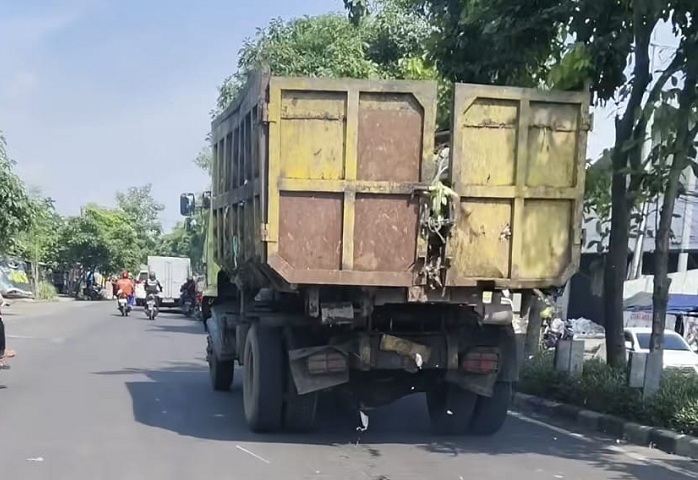 Truk Sampah Tumpah di Jalan Surabaya Viral, DLH Peringatkan Rekanan Terancam Blacklist