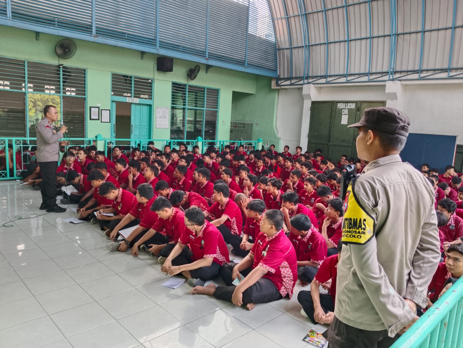 Polsek Wonocolo Binluh Cegah Kenakalan Pelajar di SMK PGRI 1 Surabaya