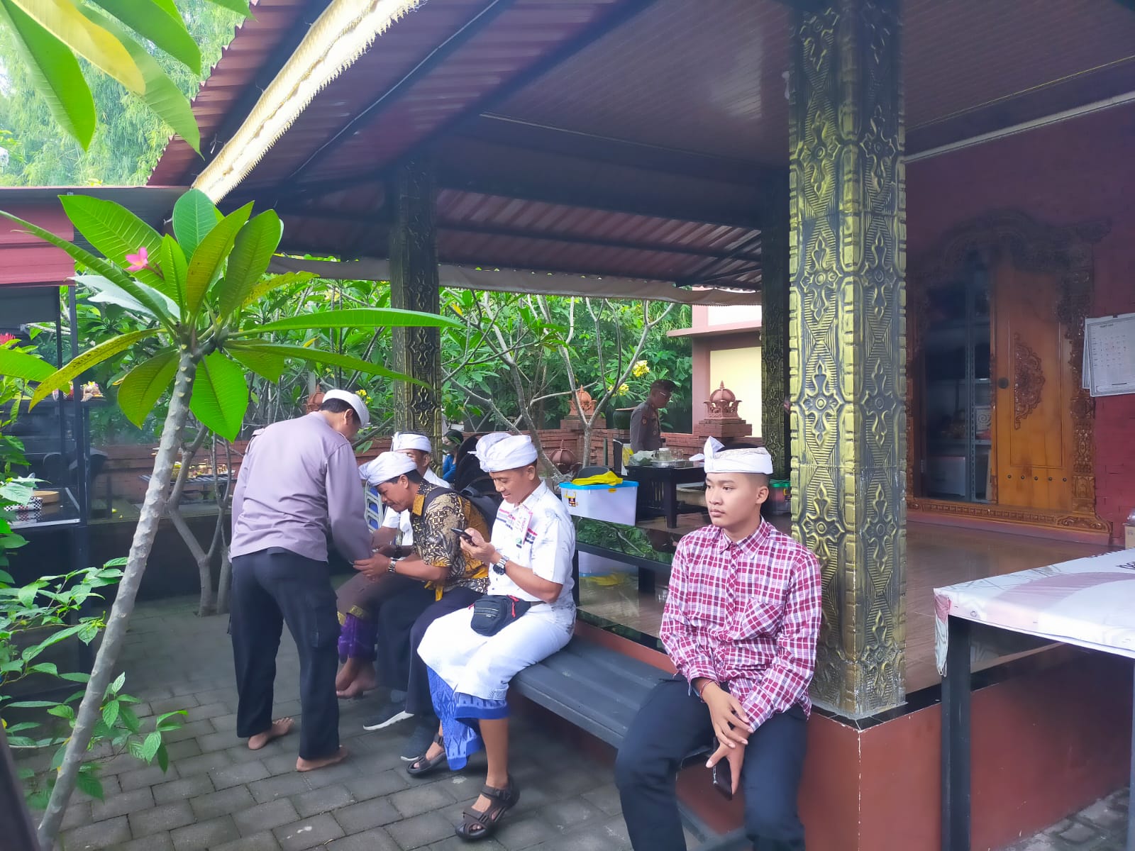 Pura Kertha Bumi Bhayangkara Sidoarjo Gelar Ibadah Bulan Purnama