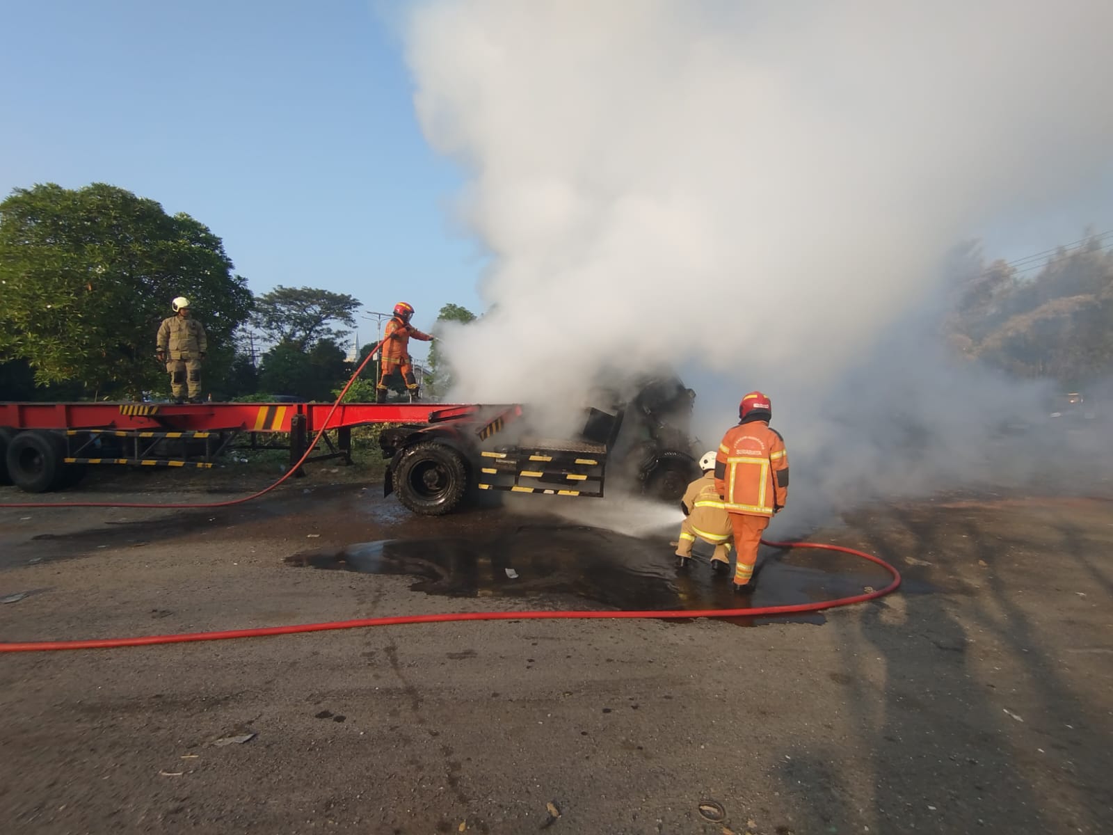 Truk Bekas Kecelakaan Terbakar di Lahan Jasa Marga