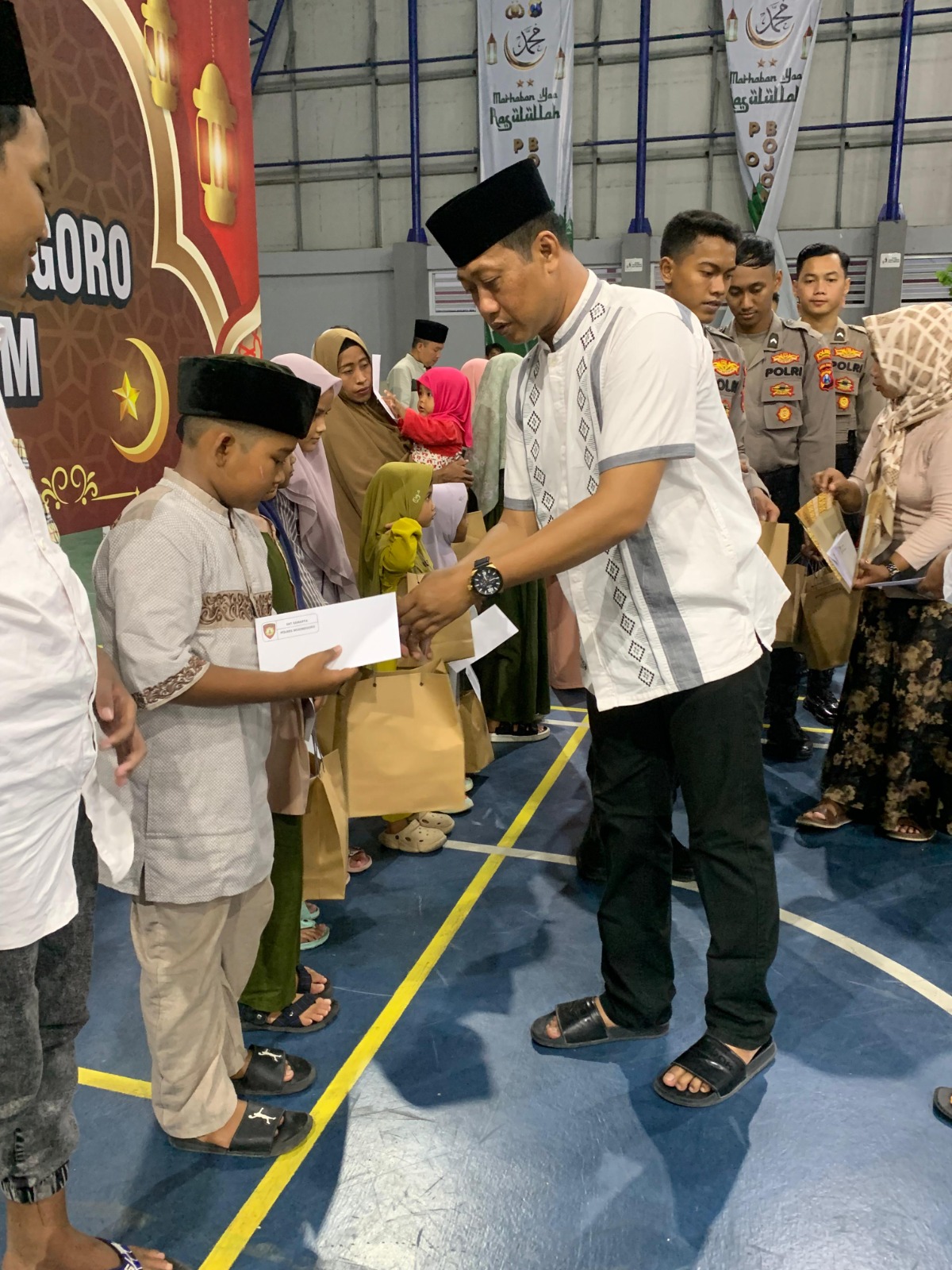 Berkah Ramadan, Sat Sabhara Bagi-bagi Takjil dan Santunan Anak Yatim