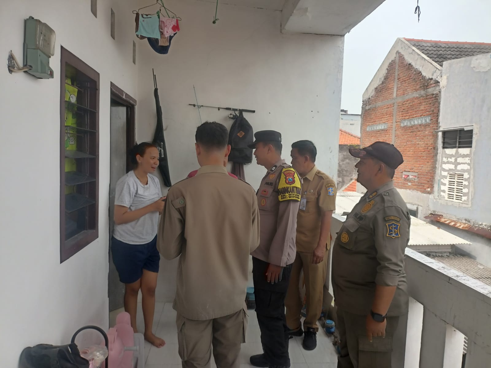 Polsek Wiyung Dampingi Yustisi Pendataan Penduduk Non-Permanen di Rumah Kos