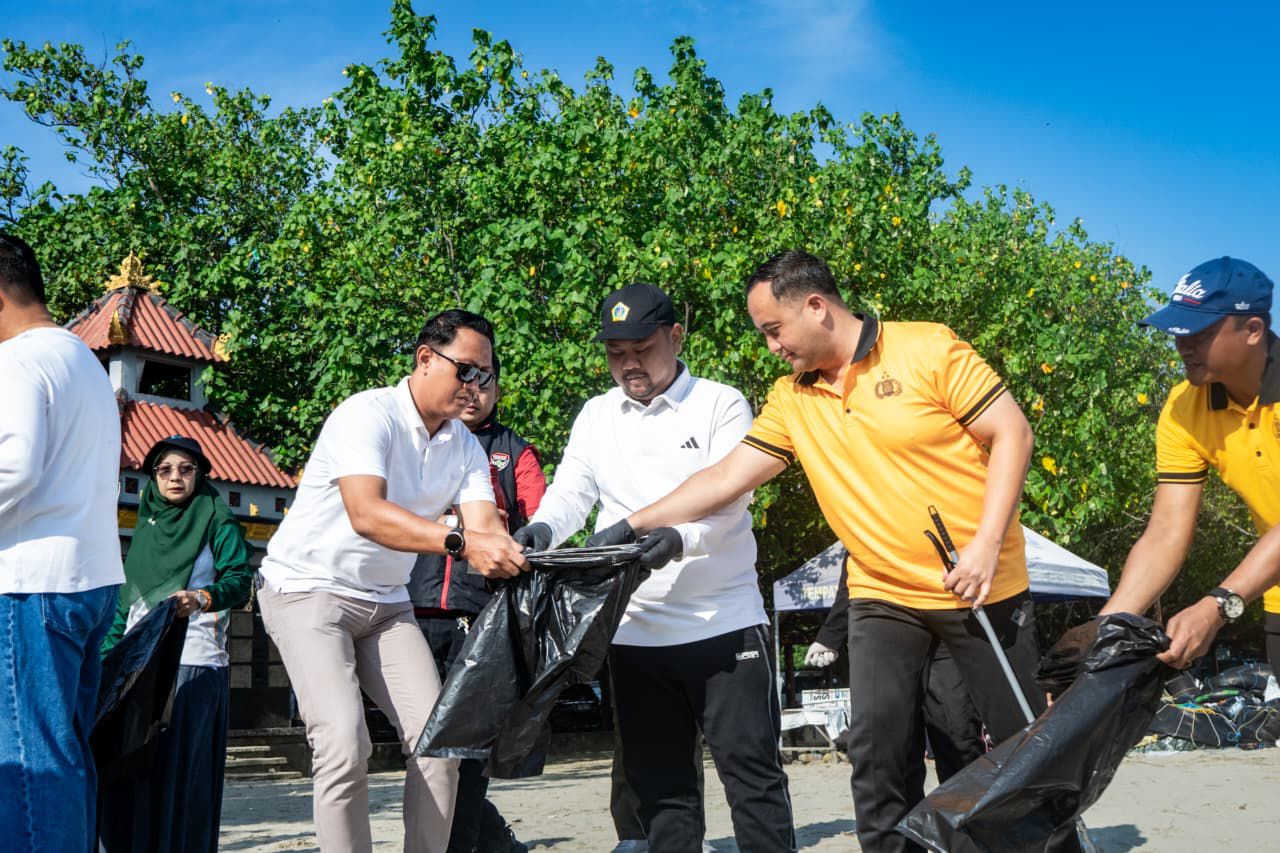Forkopimda Gresik Bersih-bersih Pantai Dalegan Bersama Warga, 236 Kg Sampah Terkumpul