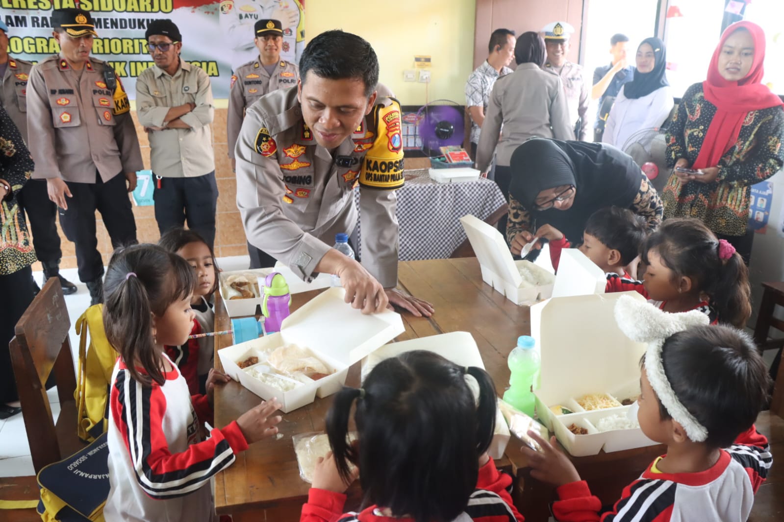 Polresta Sidoarjo Bagikan Makan Siang Bergizi untuk Pelajar TK dan SD