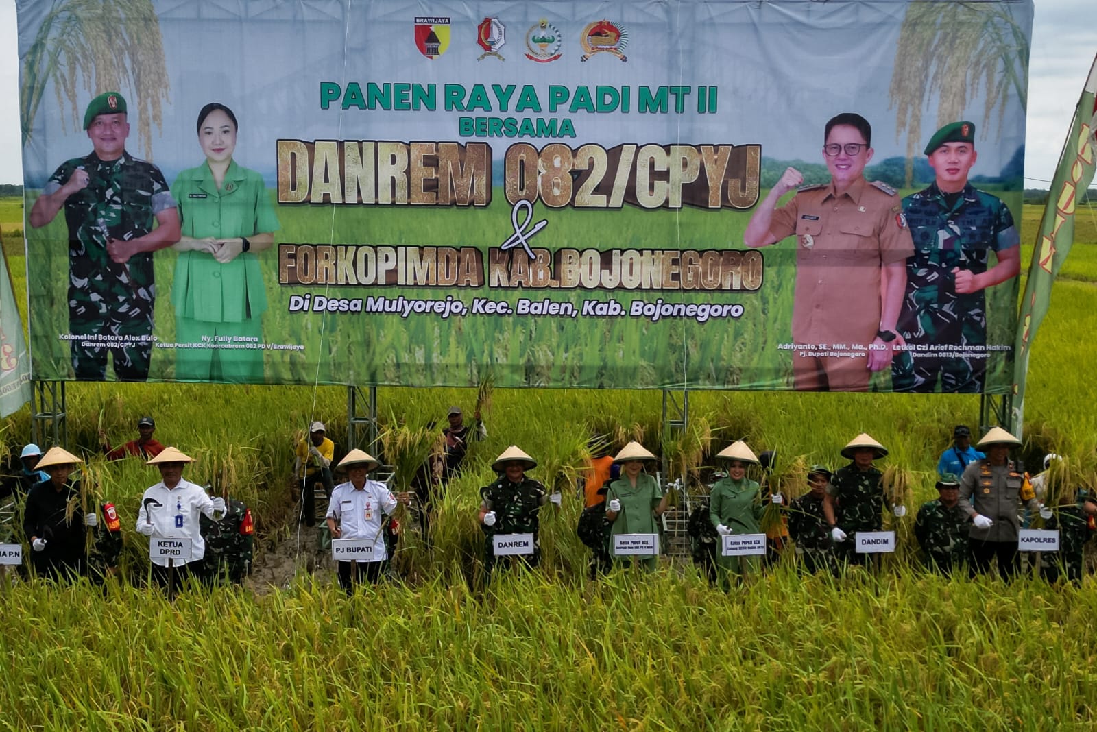 Danrem 082/CPYJ Panen Raya Padi Bersama Kelompok Tani Mulyorejo