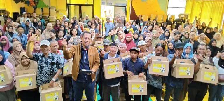 Wujud Kepedulian Adies Kadir, Golkar Surabaya Salurkan Beasiswa PIP dan Paket Sembako
