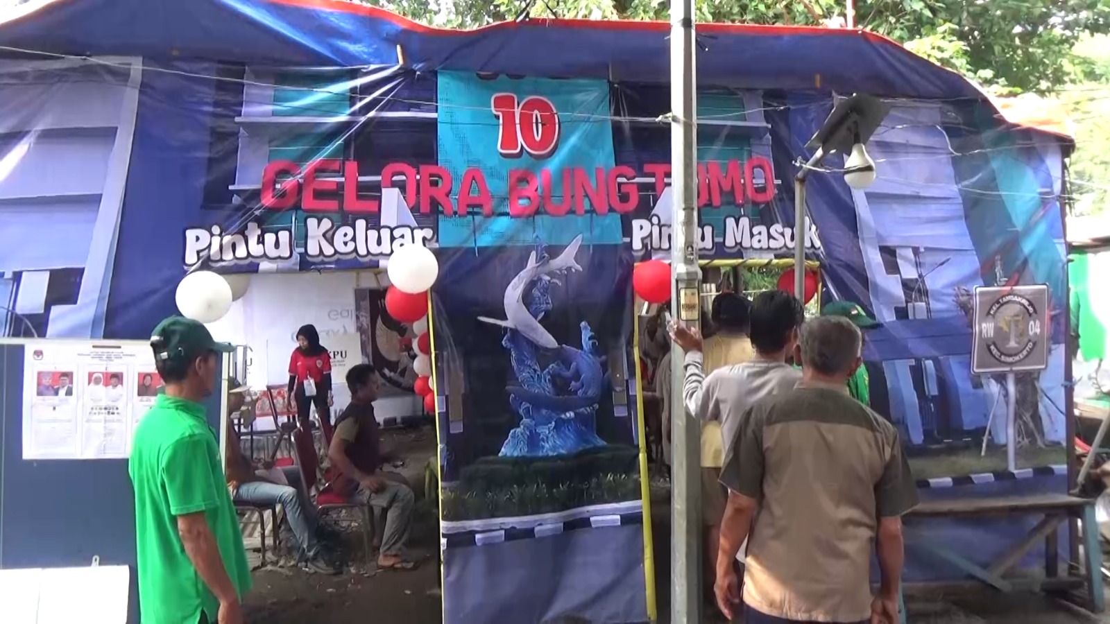 Semangat Timnas di TPS 10 Jalan Rangkah Dorong Partisipasi Pemilih