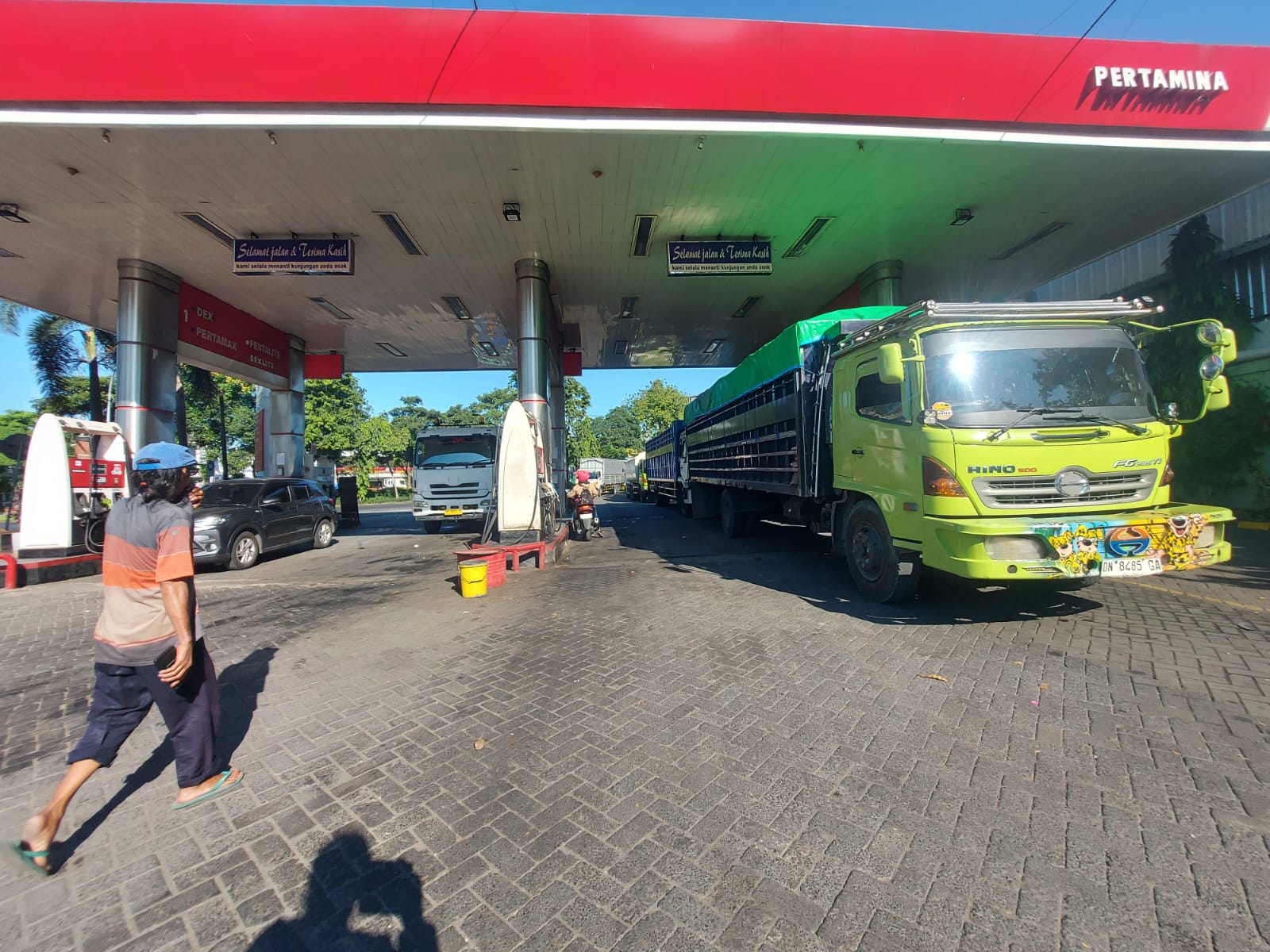 Sopir Truk Berburu Solar di Surabaya, Antre Panjang hingga Berjam-jam