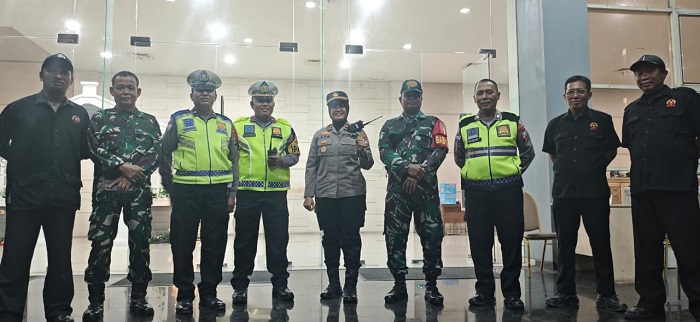 Kapolsek Wiyung Pimpin Patroli Gabungan di Gereja GBI Rock Pastikan Malam Tahun Baru Aman