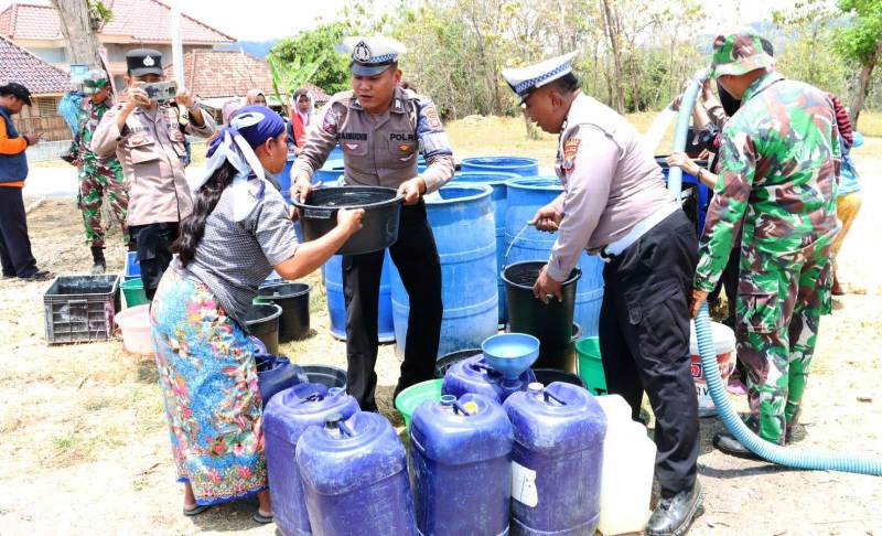 Peringati Hari Lalin Ke-79, Satlantas Polres Bangkalan Bantu Air Bersih Warga Desa Penyaksaan dan Desa Lembung