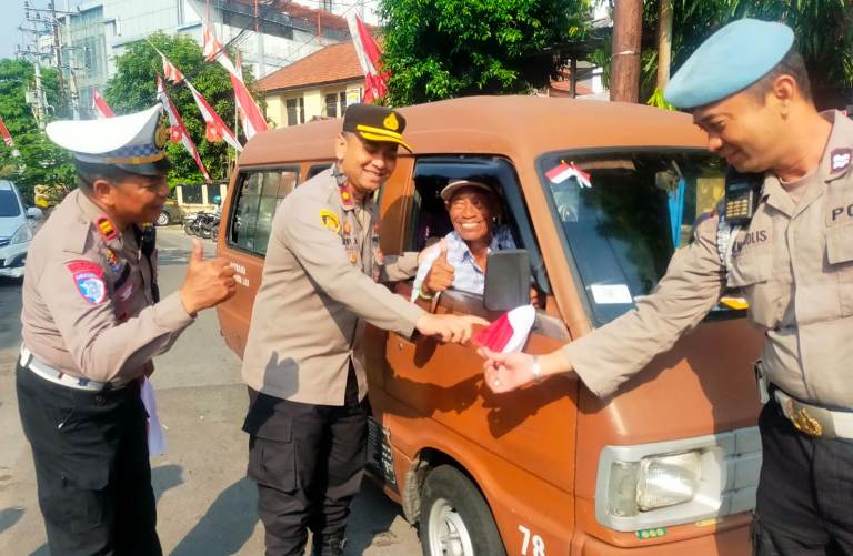 Gaungkan Semangat Nasionalisme, Polsek Wonokromo Bagikan 800 Bendera Merah Putih