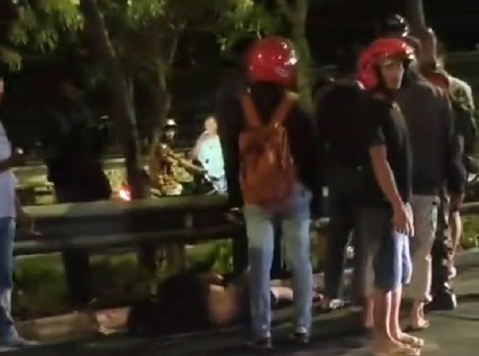 Dikira Jambret, Dua Pria Mabuk Diamankan Warga di Depan UWP Surabaya