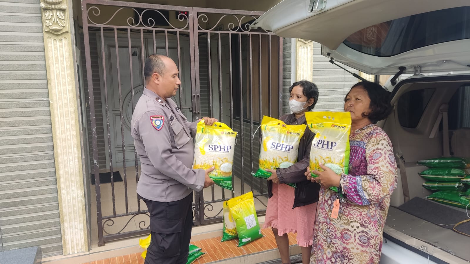 Polsek Benowo Gelar Gerakan Pangan Murah di Sememi