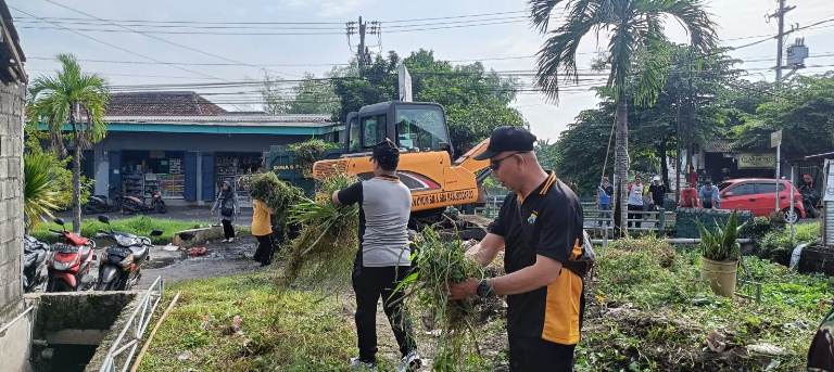 Forkopimcam dan Warga Kedungsolo Porong Gelar Jumat Bersih 