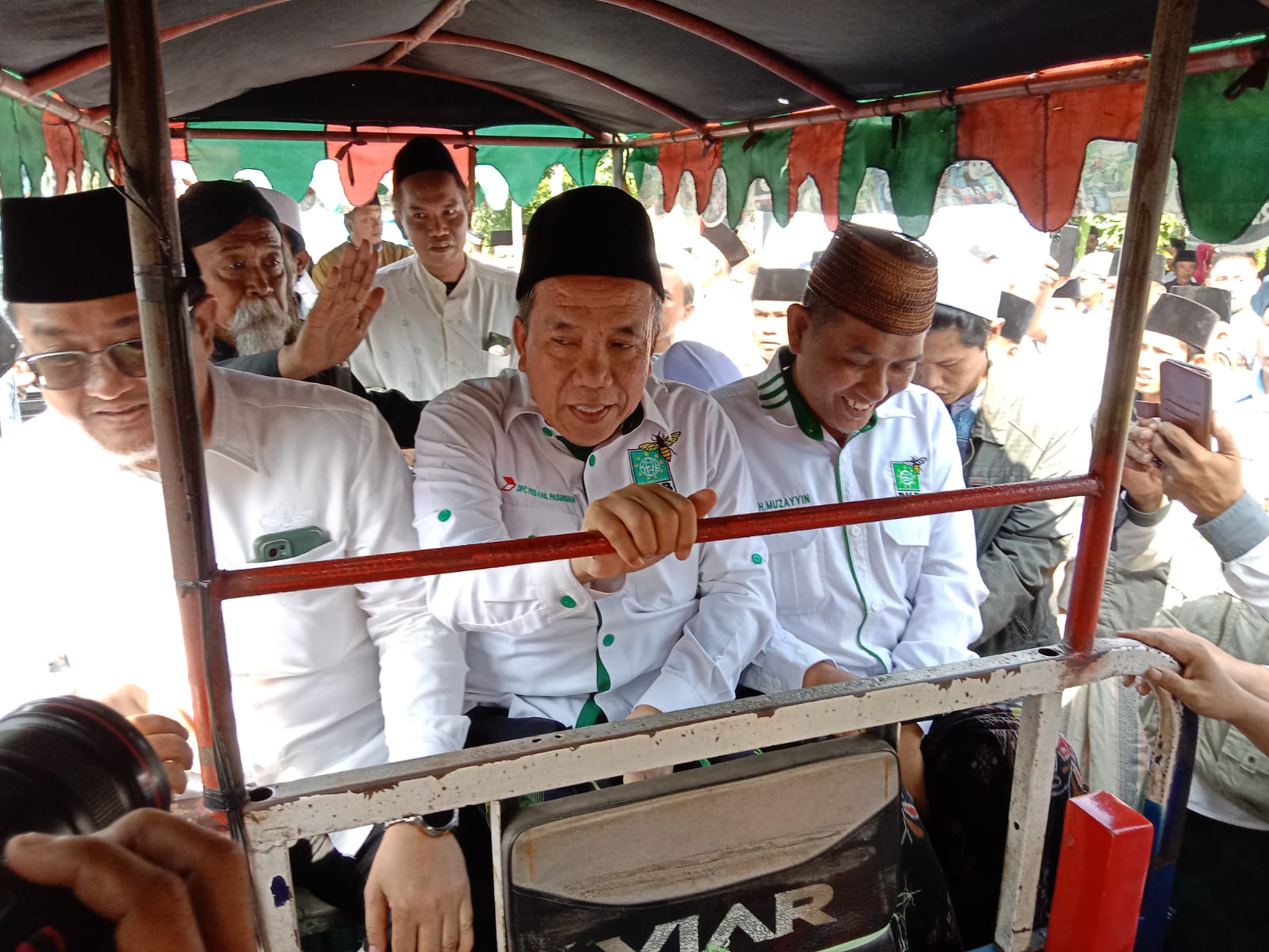 Giliran Gus Mujib Daftar Bacabup, Pilih Naik Odong-Odong