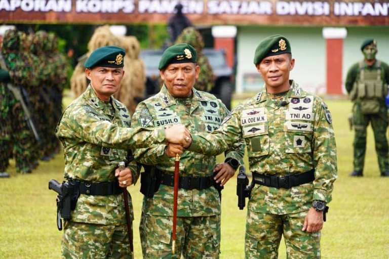 Rotasi Divif 2 Kostrad, Kolonel La Ode Nurdin Serahkan Tongkat Komando Danbrigif 9 kepada Letkol Roliyanto