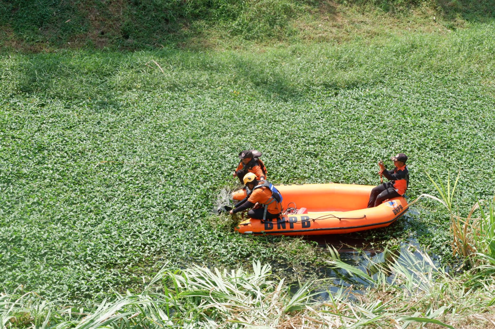 Petugas Gabungan Bersihkan Sampah di Sungai Kembang Mejayan