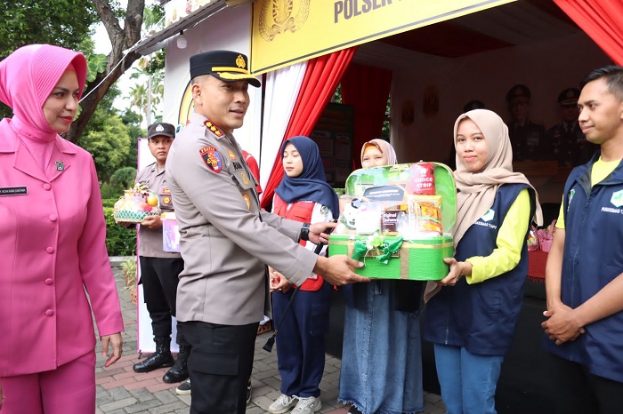 Jelang Idulfitri 1446 H, Kapolresta beserta Bhayangkari Cabang Kota  Banyuwangi Bagikan Bingkisan ke Personel 