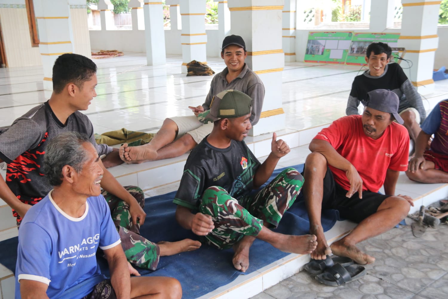 Satgas TMMD Belajar Bahasa Madura dari Warga di Teras Masjid Mandala