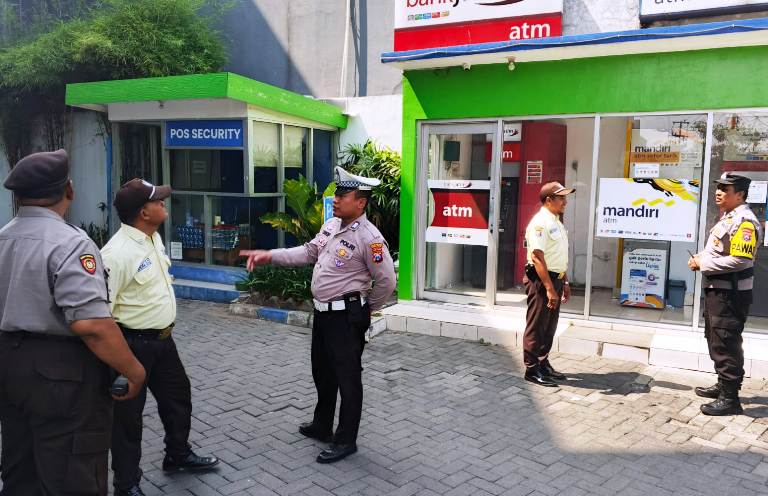 Polsek Wonocolo Gelar Patroli Dialogis Antisipasi Kejahatan di ATM Surabaya