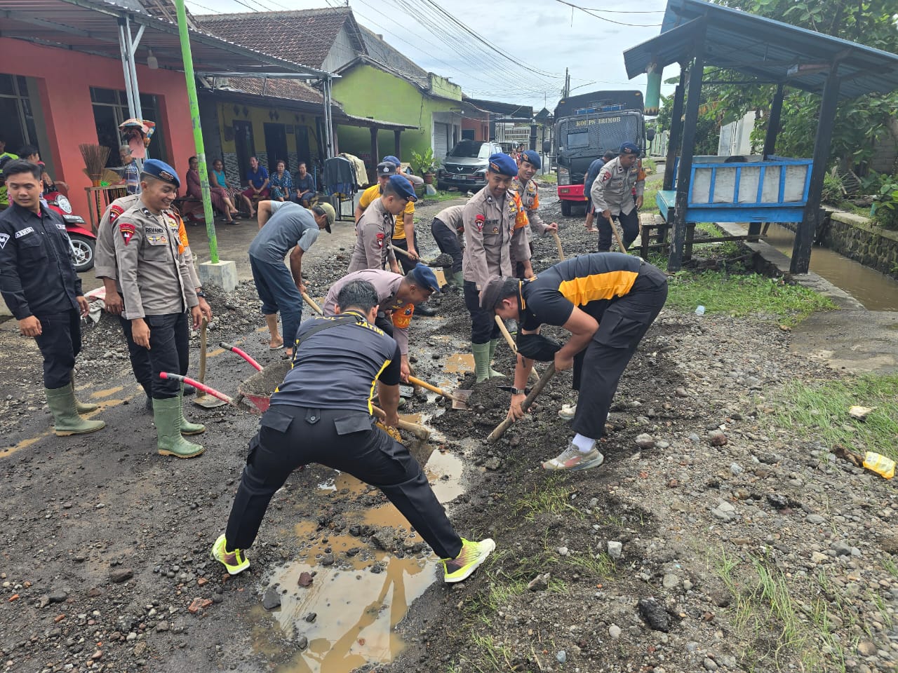 Polresta Banyuwangi Bareng Stakeholder Turun Langsung Tangani  Banjir