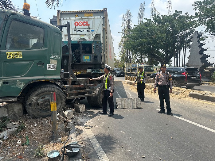 Trailer Kecelakaan Tunggal di Plosowahyu Lamongan, Jalur Babat Macet