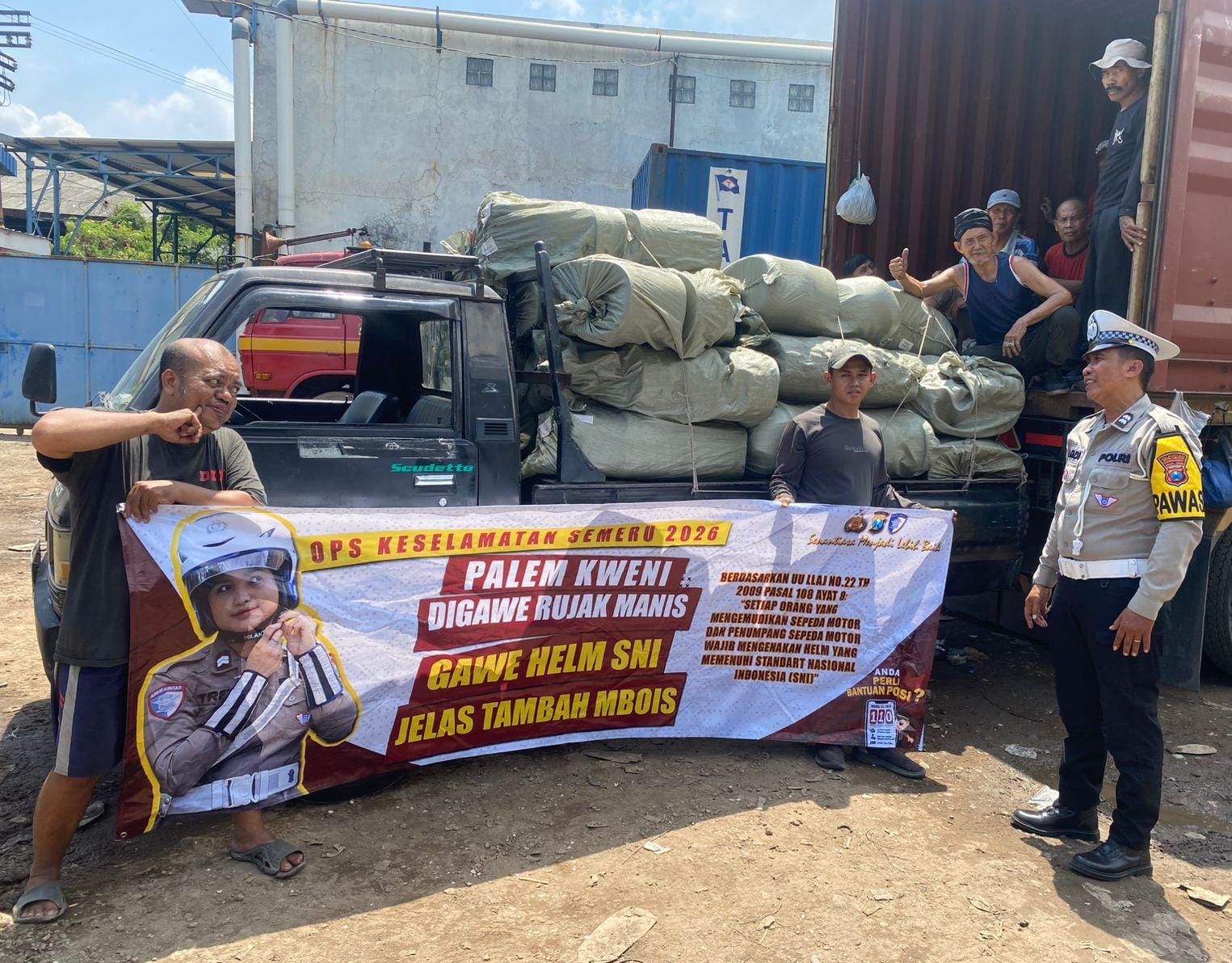 Tekan Kecelakaan, Polsek Sukomanunggal Gelar Ram Check Truk di Exit Tol Banyu Urip