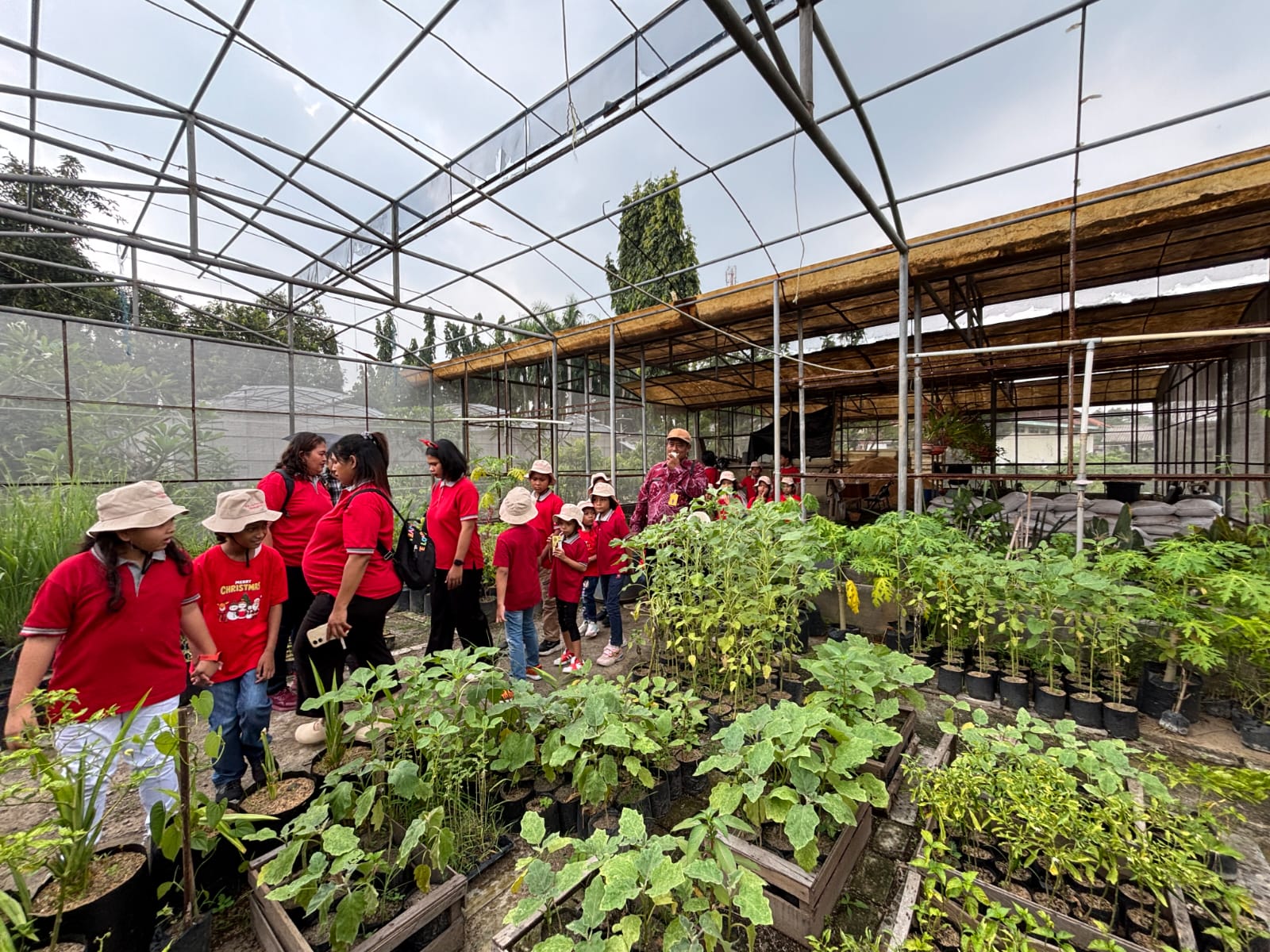 Sambut Natal 2025, favehotel Sidoarjo Ajak Anak Panti Asuhan Belajar Bertani di Puspa Lebo