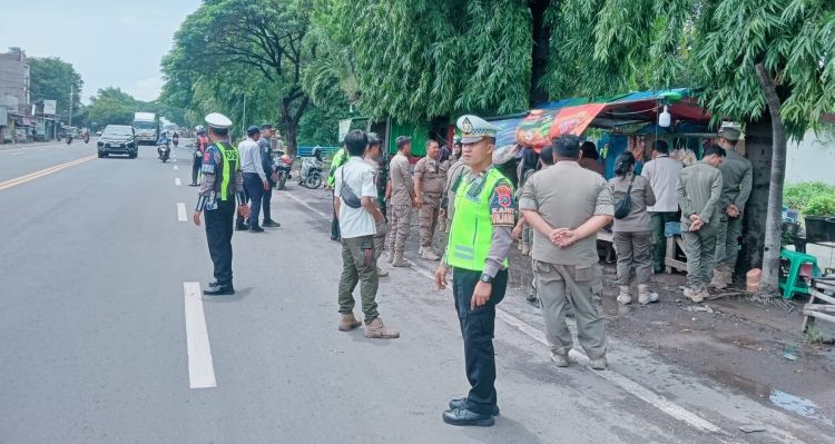 Satlantas dan Satpol PP Tertibkan PKL di Bawah Jembatan Tol Circle Gempol Pasuruan