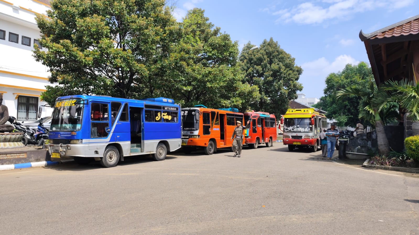 Protes Trayek PO Kalisari, Puluhan Sopir Bus Datangi Kantor Dishub Ponorogo