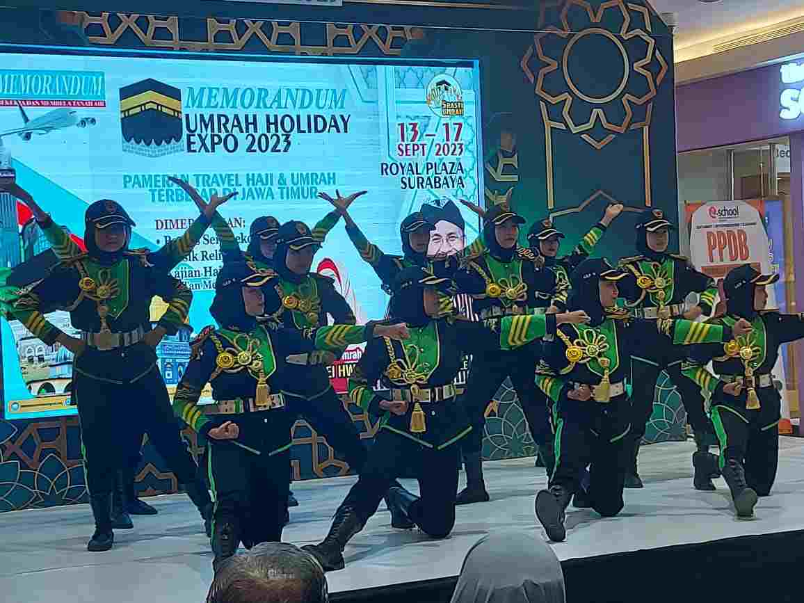 Paskibraka SMA Muhamadiyah 4 Kemlaten Pukau Pengunjung Pameran Memorandum Umrah Holiday Expo 2023
