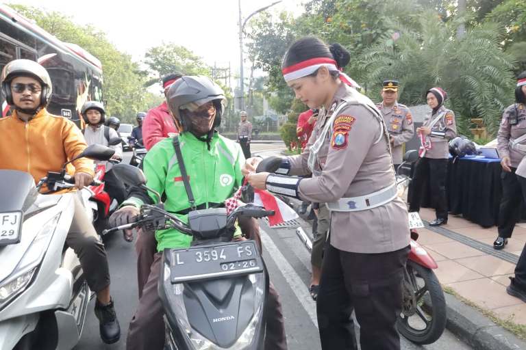 Sambut HUT RI ke-80, Polrestabes Surabaya Bagikan 3.600 Bendera dan 83 Helm