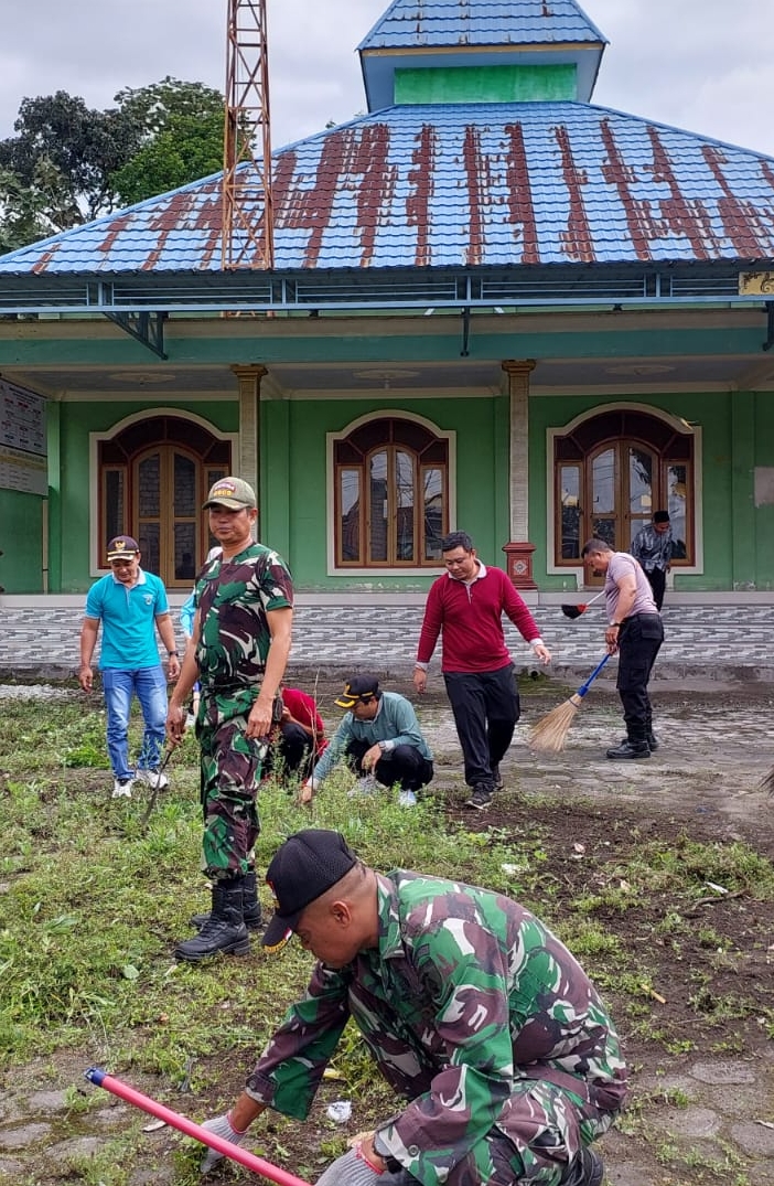 Kapolsek Ngancar Bersama Forkopimcam Gaungkan Gerakan Indonesia Asri Jelang Ramadan